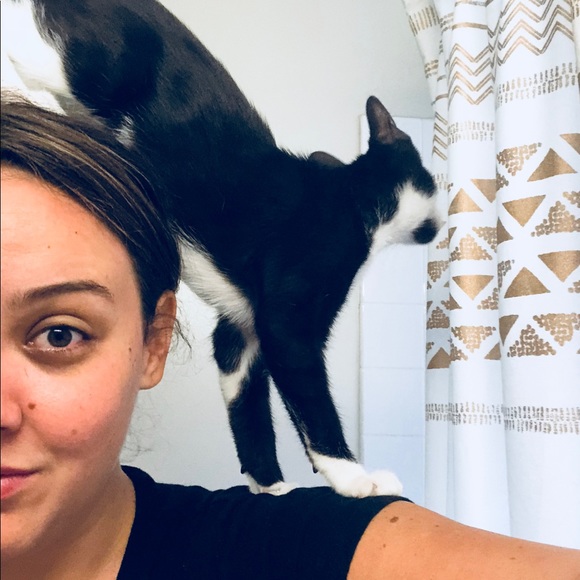 Meet your Posher, Nicole - Picture 2 of 4